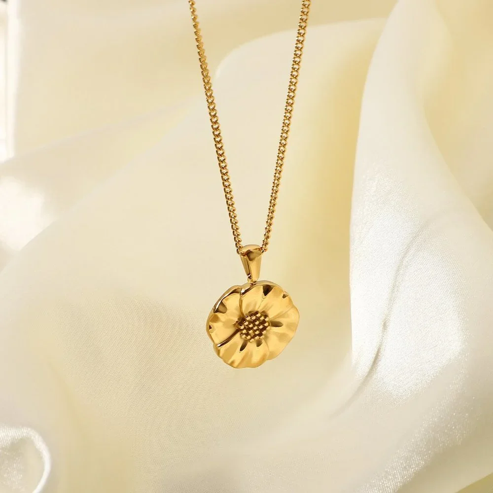 Daisy Necklace - Picture 6 of 7